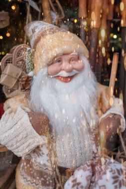 Mutlu Noel Baba Bebeği Noel zamanı. Renkli bir arka plan. Noel ve yeni yıl kutlamaları. Tatil sezonu konsepti. Boşluğu kopyala, Seçici odak