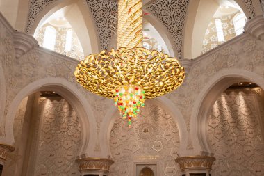 Tavanda güzel bir avize var Şeyh Zayed Büyük Camii. Şeyh Zayed Camii 'nin içinde dünyanın en büyük ikinci avizesi var. Cami 'nin içi. Seyahat fotoğrafı - 29 Ocak 2024