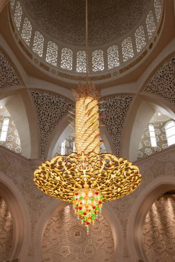 Tavanda güzel bir avize var Şeyh Zayed Büyük Camii. Şeyh Zayed Camii 'nin içinde dünyanın en büyük ikinci avizesi var. Cami 'nin içi. Seyahat fotoğrafı - 29 Ocak 2024