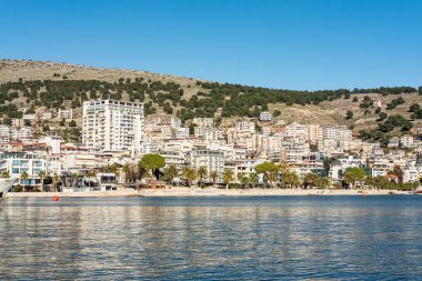 Saranda limanının şehir manzarası, İyonya deniz manzarası. Arnavutluk, Avrupa 'nın parlak sabah manzarası. Seyahat konsepti geçmişi. Güneşli bir yaz gününde modern şehir seti.
