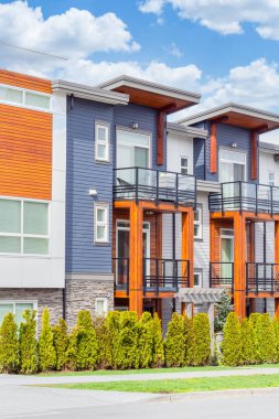 Vancouver BC 'deki yeni modern apartman binaları. Yürüme yolu olan Kanada modern konut mimarisi. Hiç kimse, Vancouver BC 'deki sokak fotoğrafı. Gayrimenkul geliştirme, satılık ev, konut piyasası