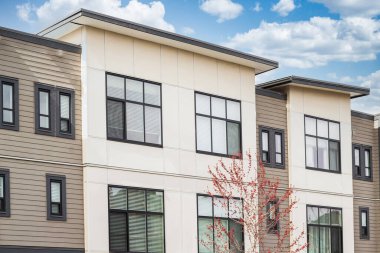 Vancouver BC 'deki yeni modern apartman binaları. Yürüme yolu olan Kanada modern konut mimarisi. Hiç kimse, Vancouver BC 'deki sokak fotoğrafı. Gayrimenkul geliştirme, satılık ev, konut piyasası