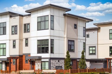Vancouver BC 'deki yeni modern apartman binaları. Yürüme yolu olan Kanada modern konut mimarisi. Hiç kimse, Vancouver BC 'deki sokak fotoğrafı. Gayrimenkul geliştirme, satılık ev, konut piyasası