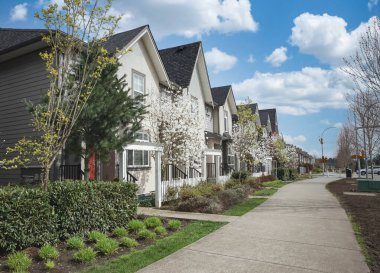 Vancouver BC 'deki yeni modern apartman binaları. Güneşli yaz gününde Kanada modern konut mimarisi. Hiç kimse, Vancouver BC 'deki sokak fotoğrafı. Gayrimenkul geliştirme, satılık ev, konut piyasası