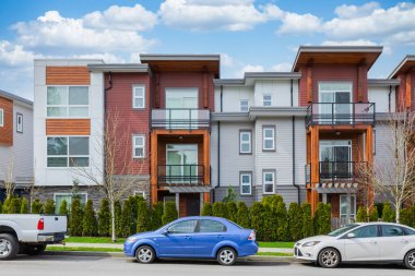 Vancouver BC 'deki yeni modern apartman binaları. Kanada modern yerleşim evleri. Aile evleri. Kiralık evler. Hiç kimse, Vancouver BC 'deki sokak fotoğrafı. Gayrimenkul geliştirme, satılık ev.
