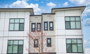 Vancouver BC 'deki yeni modern apartman binaları. Kanada modern yerleşim evleri. Aile evleri. Kiralık evler. Hiç kimse, Vancouver BC 'deki sokak fotoğrafı. Gayrimenkul geliştirme, satılık ev.
