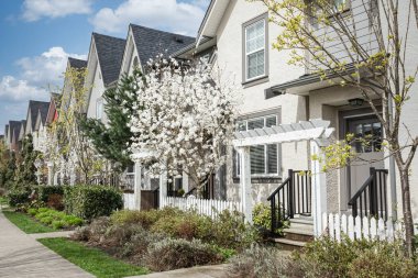 Vancouver BC 'deki yeni modern apartman binaları. Güneşli yaz gününde Kanada modern konut mimarisi. Hiç kimse, Vancouver BC 'deki sokak fotoğrafı. Gayrimenkul geliştirme, satılık ev, konut piyasası