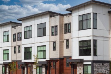 Vancouver BC 'deki yeni modern apartman binaları. Yürüme yolu olan Kanada modern konut mimarisi. Hiç kimse, Vancouver BC 'deki sokak fotoğrafı. Gayrimenkul geliştirme, satılık ev, konut piyasası