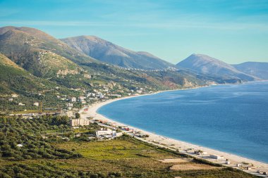 Arnavutluk 'un Borsh köyündeki 7 km uzunluğunda plaj, 2023 yazında. Arnavutluk 'un güneyindeki en büyük plaj ve temiz su. Plajda berrak su var. Borsh plajı. Arial manzara, seyahat fotoğrafı,