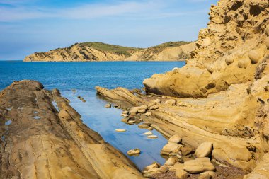 Arnavutluk 'un Vlore kentindeki Dalan' ın Rocky kıyısında. Adriyatik Denizi 'nin inanılmaz yaz deniz manzarası. Doğanın güzelliği. Dalan Sahili doğal güzelliğiyle bilinen pitoresk bir kıyı noktasıdır. Seyahat fotoğrafı. arkaplan.