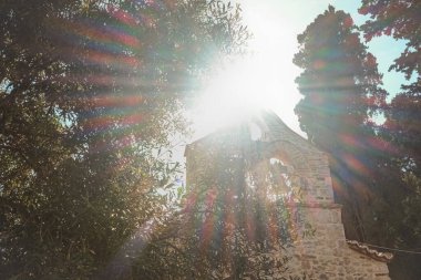 Arnavutluk 'un Zvernec adasındaki Aziz Mary Manastırı. Theotokos Mary Yurt Manastırı olarak da bilinir. Bölgede büyük kültürel ve dini öneme sahip..