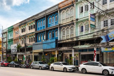 Phuket 'in tarihi binası. Renkli evleri ve şehir yolu Tayland olan eski bir kasaba. Portekiz tarzı Romani mimarisi Phuket Town Çin Mahallesi - 27 Temmuz 2024 Seyahat fotoğrafı, sokak manzarası