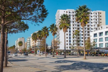 Vlore, Arnavutluk, Lungo Mare plajının merkezinde yeni apartmanlar. Şehir manzarası. Otelleri ve palmiye ağaçları olan lüks daireleri olan Vlore Center. Sokak manzaralı. Seyahat fotoğrafı. 30 Ekim 2024