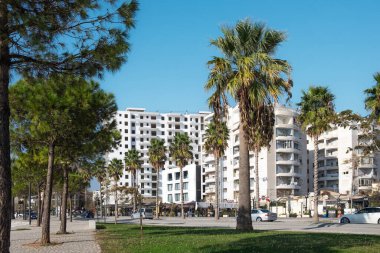 Vlore, Arnavutluk, Lungo Mare plajının merkezinde yeni apartmanlar. Şehir manzarası. Otelleri ve palmiye ağaçları olan lüks daireleri olan Vlore Center. Sokak manzaralı. Seyahat fotoğrafı. 30 Ekim 2024