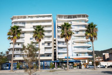 Vlore, Arnavutluk, Lungo Mare plajının merkezinde yeni apartmanlar. Şehir manzarası. Otelleri ve palmiye ağaçları olan lüks daireleri olan Vlore Center. Sokak manzaralı. Seyahat fotoğrafı. 30 Ekim 2024