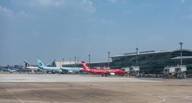 Vietnam 'ın en büyük şehri Ho Chi Minh City' deki Tan Son Nhat Uluslararası Havalimanı 'na bakın. Havayolları Tan Son Nhat Uluslararası Havaalanı 'ndan kalkışa hazırlanıyor. Seyahat fotoğrafı, yazı, hiç kimse.