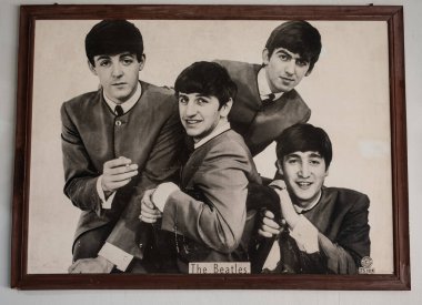 Beatles müzik grubunun klasik bir fotoğrafı. Eski desenli siyah beyaz fotoğraf 1960 'lar-70' ler. The Beatles 'ın Phuket Thailand restoranının duvarındaki fotoğrafı 24 Temmuz 2024 editör