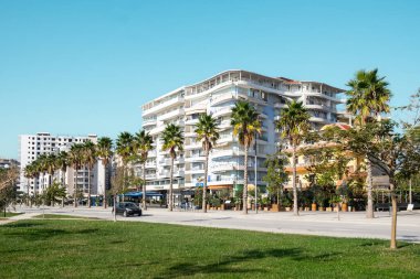 Vlore, Arnavutluk, Lungo Mare plajının merkezinde yeni apartmanlar. Şehir manzarası. Otelleri ve palmiye ağaçları olan lüks daireleri olan Vlore Center. Sokak manzaralı. Seyahat fotoğrafı. 30 Ekim 2024