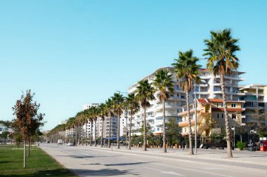 Vlore, Arnavutluk, Lungo Mare plajının merkezinde yeni apartmanlar. Şehir manzarası. Otelleri ve palmiye ağaçları olan lüks daireleri olan Vlore Center. Sokak manzaralı. Seyahat fotoğrafı. 30 Ekim 2024