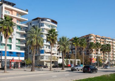 Vlore, Arnavutluk, Lungo Mare plajının merkezinde yeni apartmanlar. Şehir manzarası. Otelleri ve palmiye ağaçları olan lüks daireleri olan Vlore Center. Sokak manzaralı. Seyahat fotoğrafı. 30 Ekim 2024