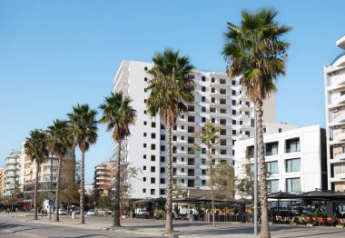 Vlore, Arnavutluk, Lungo Mare plajının merkezinde yeni apartmanlar. Şehir manzarası. Otelleri ve palmiye ağaçları olan lüks daireleri olan Vlore Center. Sokak manzaralı. Seyahat fotoğrafı. 30 Ekim 2024
