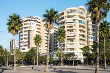 Vlore, Arnavutluk, Lungo Mare plajının merkezinde yeni apartmanlar. Şehir manzarası. Otelleri ve palmiye ağaçları olan lüks daireleri olan Vlore Center. Sokak manzaralı. Seyahat fotoğrafı. 30 Ekim 2024