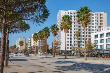 Vlore, Arnavutluk, Lungo Mare plajının merkezinde yeni apartmanlar. Şehir manzarası. Otelleri ve palmiye ağaçları olan lüks daireleri olan Vlore Center. Sokak manzaralı. Seyahat fotoğrafı. 30 Ekim 2024