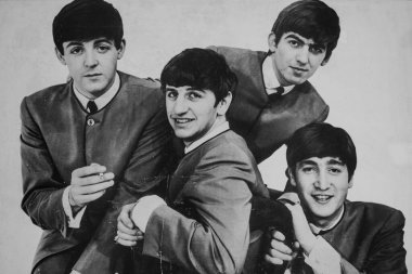 Beatles müzik grubunun klasik bir fotoğrafı. Eski desenli siyah beyaz fotoğraf 1960 'lar-70' ler. The Beatles 'ın Phuket Thailand restoranının duvarındaki fotoğrafı 24 Temmuz 2024 editör