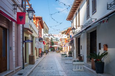 Arnavutluk 'un Vlore kentinin tarihi merkezi. Dükkanları ve restoranları olan renkli binalarla güzel bir yürüyüş. Seyahat fotoğrafı. 28 Ekim 2024
