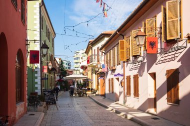 Arnavutluk 'un Vlore kentinin tarihi merkezi. Dükkanları ve restoranları olan renkli binalarla güzel bir yürüyüş. Seyahat fotoğrafı. 28 Ekim 2024