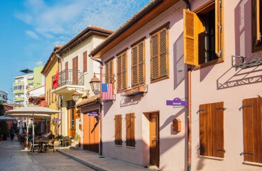 Arnavutluk 'un Vlore kentinin tarihi merkezi. Dükkanları ve restoranları olan renkli binalarla güzel bir yürüyüş. Seyahat fotoğrafı. 28 Ekim 2024