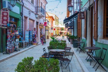 Arnavutluk 'un Vlore kentinin tarihi merkezi. Dükkanları ve restoranları olan renkli binalarla güzel bir yürüyüş. Seyahat fotoğrafı. 28 Ekim 2024