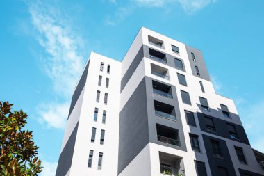 Vlore Arnavutluk 'taki Yeni Modern Apartman Binaları. Modern meskenler. Aile evleri. Kiralık evler. Hiç kimse, sokak fotoğrafı. Gayrimenkul geliştirme, satılık daireler.
