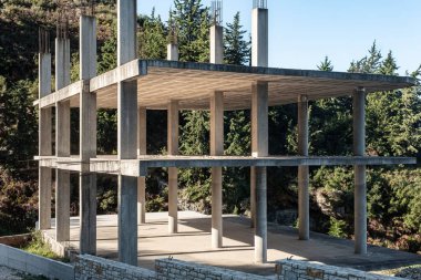 İnşaat Evi ya da Villa 'da. Konut inşaatı vakfı. Block 'u oluştur, modern tasarım ile inşa edilmiş bir evin dış kısmı. Sütunlarla sağlam temeller