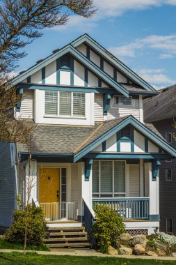 Güneşli bir günde gayrimenkul paravanı. Bahçesi peyzajlı büyük lüks bir ev. Modern tasarım ev. Hiç kimse, sokak fotoğrafı Vancouver. Gayrimenkul geliştirme, satılık ev.