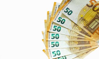 Yakın plan 50 Euro 'luk banknotun bir parçası. Finans parası. Avrupa Birliği 'nin banknotları. Beyaz arka planda 50 euro. Avrupa nakit parası. Metin için alanı kopyala