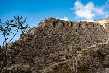 Kurje Arnavutluk 'taki antik şato harabeleri. Yüksek taş duvarlar ve surlar. Tarihsel kale gibi bir yer. Bizans, Osmanlı ve ortaçağ mimari etkileri. Seyahat fotoğrafı, kimse yok.