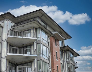 Vancouver BC 'deki yeni modern apartman binaları. Kanada modern yerleşim evleri. Aile evleri. Kiralık evler. Hiç kimse, Vancouver BC 'deki sokak fotoğrafı. Gayrimenkul geliştirme, satılık ev.