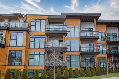 Vancouver BC 'deki yeni modern apartman binaları. Kanada modern yerleşim evleri. Aile evleri. Kiralık evler. Hiç kimse, Vancouver BC 'deki sokak fotoğrafı. Gayrimenkul geliştirme, satılık ev.