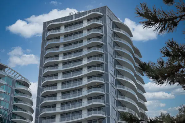Vancouver BC 'deki yeni modern apartman binaları. Kanada modern yerleşim evleri. Aile evleri. Kiralık evler. Hiç kimse, Vancouver BC 'deki sokak fotoğrafı. Gayrimenkul geliştirme, satılık ev.