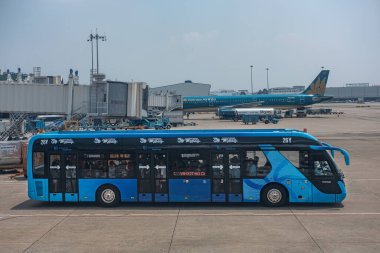 Havaalanı otobüsü yolcuları uçağa bindiriyor. Havaalanı otobüsü terminalden uçağa yolcu alıyor, Noi Bai Uluslararası Havaalanı Hanoi Vietnam