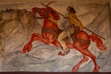 Skanderbeg Müzesi 'nin içinde. Arnavutluk 'un Kruja kentindeki Skanderbeg Müzesi' nin duvarındaki duvar resmi. Kruja kalesi tarihi kale ve Ulusal Tarih Müzesi. Seyahat fotoğrafı - 17 Kasım 2024-editör