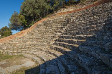Fotoğraf, Arnavutluk 'taki Apollonia adlı sembolik antik tiyatro veya Odeon' dan. Müzikal ve edebi performansların yanı sıra resmi toplantılara da hizmet etti. Taşlarla otururken
