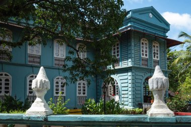 Portekiz tarzında inşa edilmiş güzel bir miras binasının ön manzarası. Goa, Hindistan 'da Portekiz tarzında inşa edilmiş klasik koloni evleri. Goan-Portekiz tarzında parlak renkli bir ev.