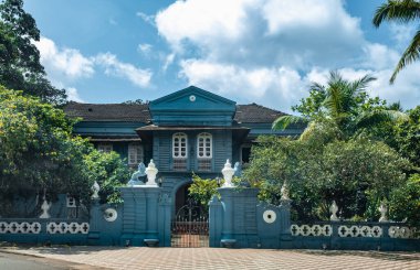 Portekiz tarzında inşa edilmiş güzel bir miras binasının ön manzarası. Goa, Hindistan 'da Portekiz tarzında inşa edilmiş klasik koloni evleri. Goan-Portekiz tarzında parlak renkli bir ev.