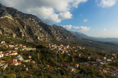Dağları ve evleri olan Arnavutluk 'un Kruje manzarası. Kruje 'nin güzel dağları ve gökyüzü manzarası. Balkanlar. Seyahat fotoğrafı..