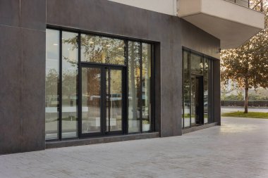 Avrupa 'daki alışveriş merkezinin fotoğrafı. Yeni bir alışveriş merkezi binasının dışı. Alışveriş merkezi açık havada. Modern tasarım. Hiç kimse, sokak fotoğrafı.