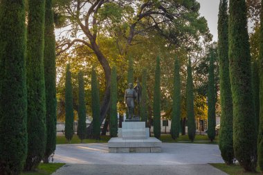İsmail Qemali 'nin anıtsal mezarı. Kasım 1912 'de Arnavut Kongresi tarafından Arnavutluk Geçici Hükümeti' nin lideri seçildi. Vlore, 27 Kasım 2024