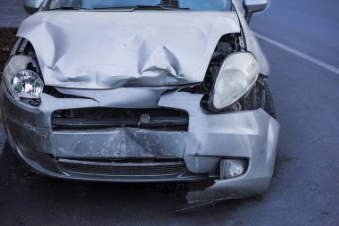 Araba kazası. Araba kazası. - Trafik kazası. Bozuk otomobil. Yolun kenarında mahsur kaldım. Arabanın ön tarafı ezilmiş..