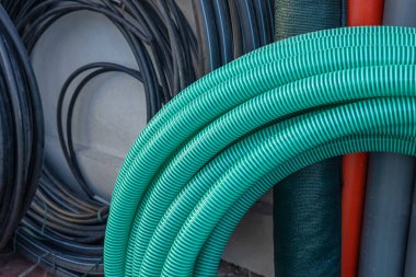 Su kaynağı için HDPE borusu. Beden eğitimi tesisatı, endüstriyel beden eğitimi boruları. Konut ve ticari tesisat için polietilen boru..